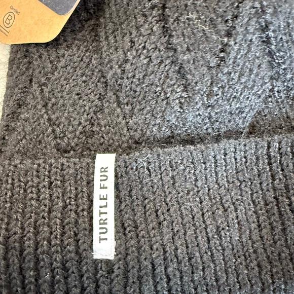 Turtle Fur Black Knit fleece lining and Pom-Pom Beanie adult size unisex
MWT - Picture 3 of 5